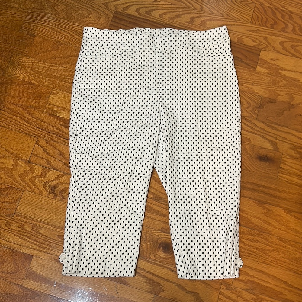 Chico’s white with blk swoosh dots crop pant size 3(14+)